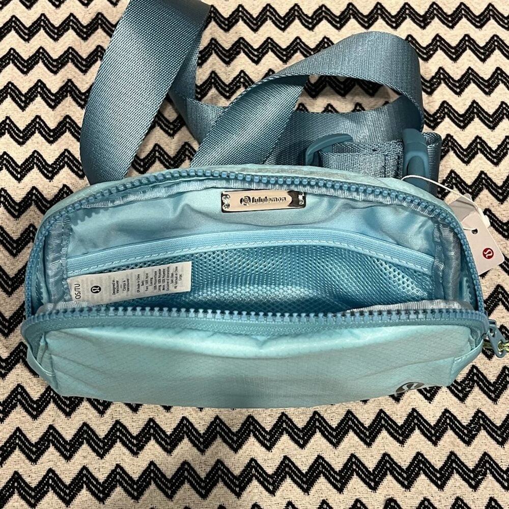 NWT OG Icing Blue/Eton Blue lululemon Everywhere Belt Bag EBB 1L - Picture 6 of 9
